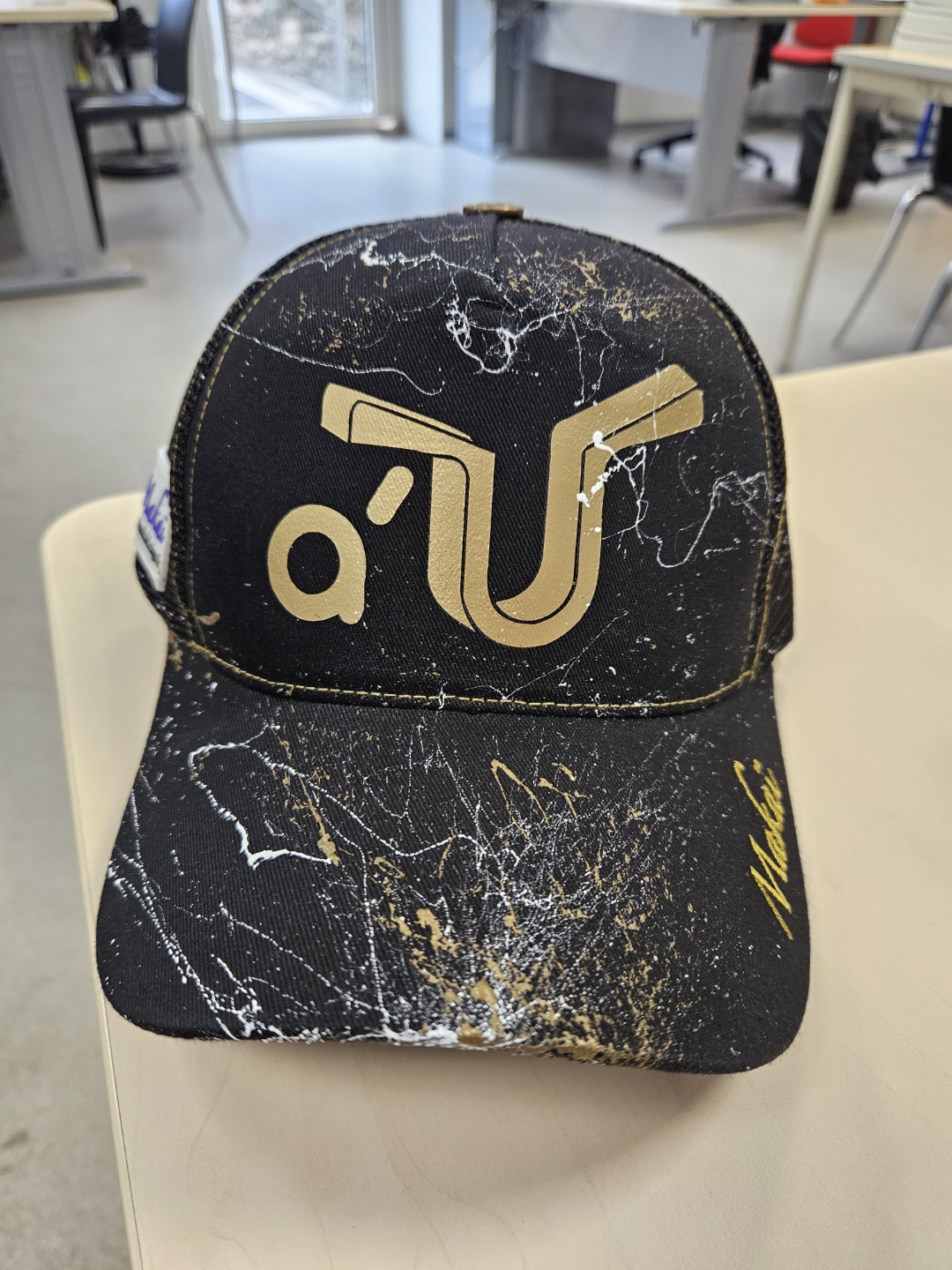 Casquette noire logo apersu doré